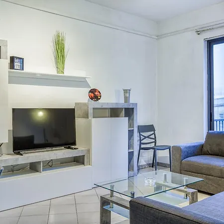 1br Gem, Prime Location & Balcony Views By 360 Estates Διαμέρισμα *