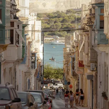 1br Gem, Prime Location & Balcony Views By 360 Estates Διαμέρισμα *