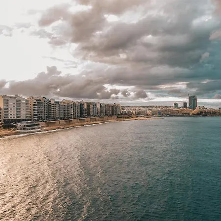 1br Gem, Prime Location & Balcony Views By 360 Estates *