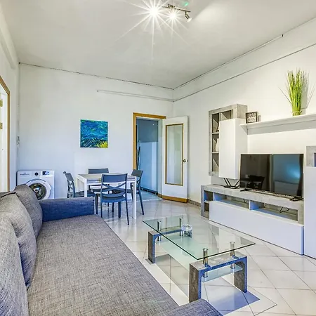 1br Gem, Prime Location & Balcony Views By 360 Estates *